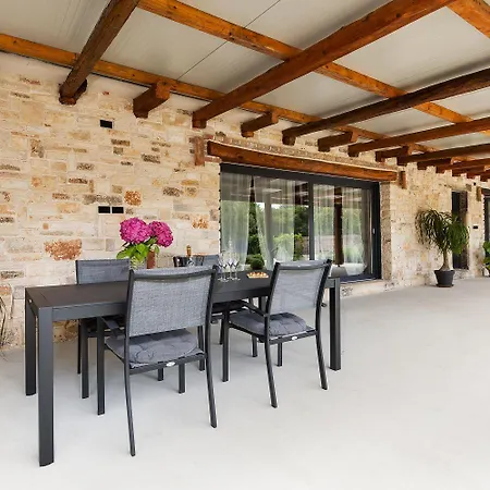 Mediterranes Mit 3 Klimaanlagen Und Privatem 1000m2 Garten