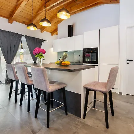 Mediterranes Mit 3 Klimaanlagen Und Privatem 1000m2 Garten Ferienhaus *