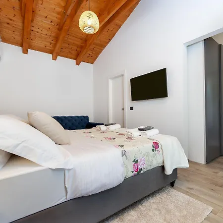 Mediterranes Mit 3 Klimaanlagen Und Privatem 1000m2 Garten Ferienhaus Rovinj
