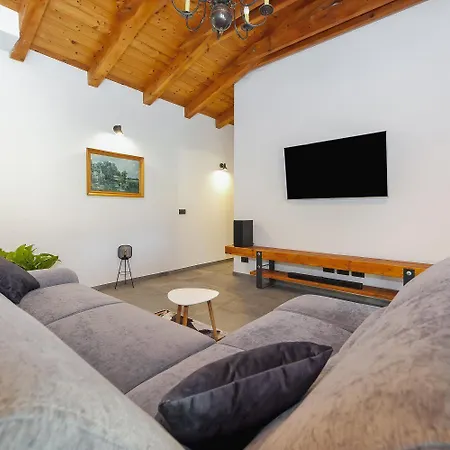 Mediterranes Mit 3 Klimaanlagen Und Privatem 1000m2 Garten * Rovinj