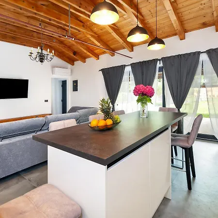 Ferienhaus Mediterranes Mit 3 Klimaanlagen Und Privatem 1000m2 Garten Rovinj