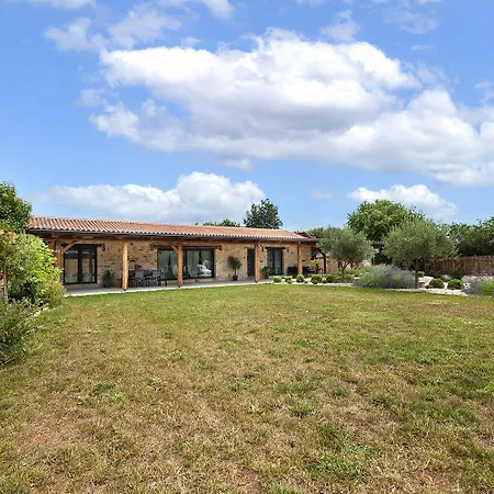 Mediterranes Mit 3 Klimaanlagen Und Privatem 1000m2 Garten * Rovinj