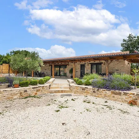 Mediterranes Mit 3 Klimaanlagen Und Privatem 1000m2 Garten Ferienhaus Rovinj