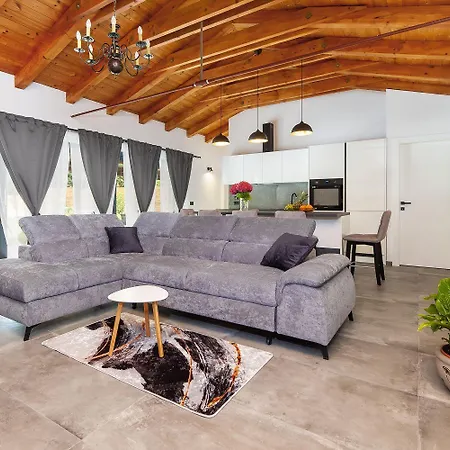Mediterranes Mit 3 Klimaanlagen Und Privatem 1000m2 Garten * Ровинь